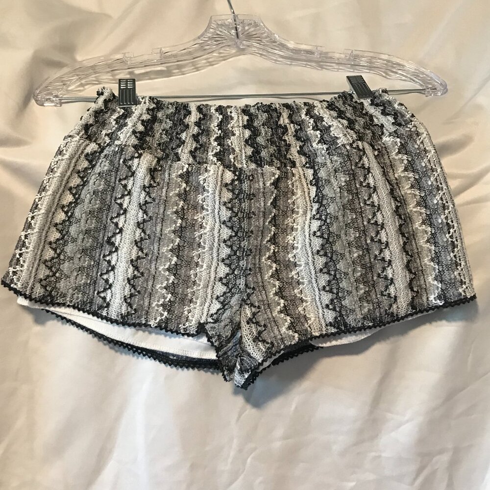 No Boundries Boho Elastic Waist Shorts Black & White Size XS (1)